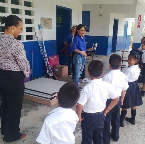 Padrino Corporativo N&N Family visita escuela y realiza donación en Darién.