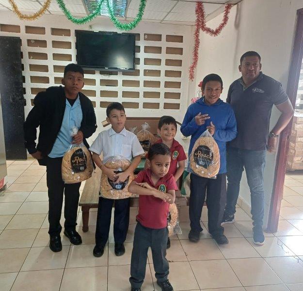 Niños de IPHE reciben donación de Rosca Navideña.